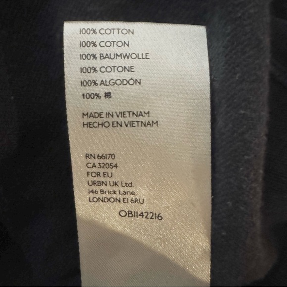 Free People We The Free Rubi Ripped Pocket
 T-Shirt in Washed Black Size XS - Picture 9 of 9